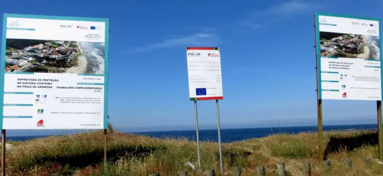 Os placards na praia da Amorosa
