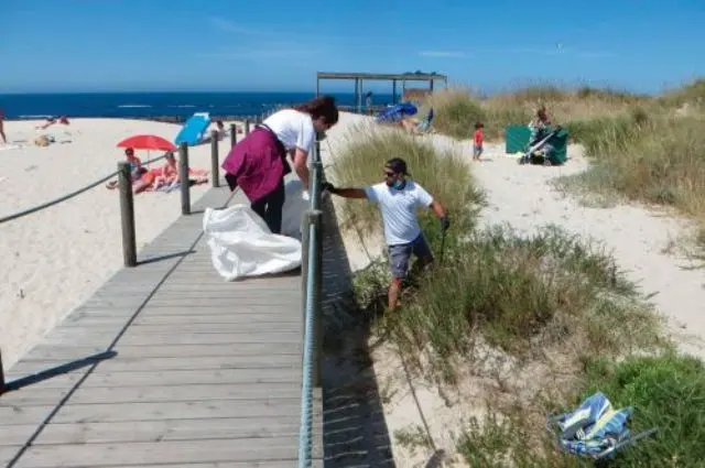 Limpeza da praia da Amorosa no Dia de Portugal
