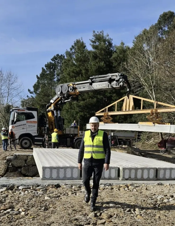 Reconstrução do pontão sobre o rio Lourente