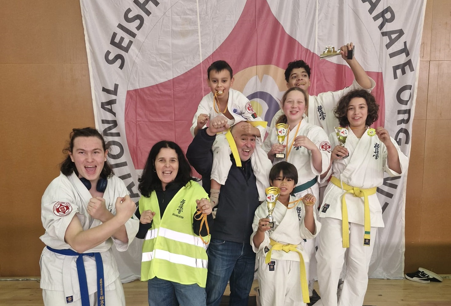 <i class='fa-solid fa-user-lock' aria-hidden='true'></i> Karaté Kyokushin Viana conquista pódios