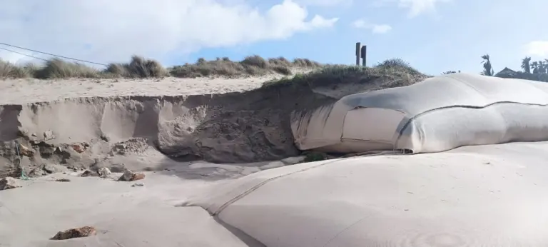 Erosão marítima na praia da Amorosa