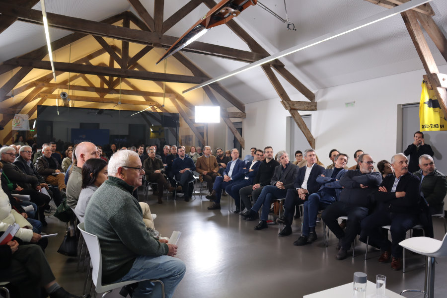 José Luís Carneiro quer investimento no porto de Viana