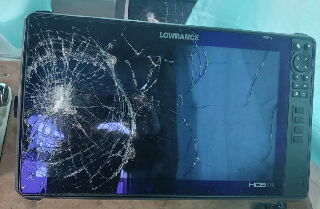 Embarcação vandalizada no porto de Viana