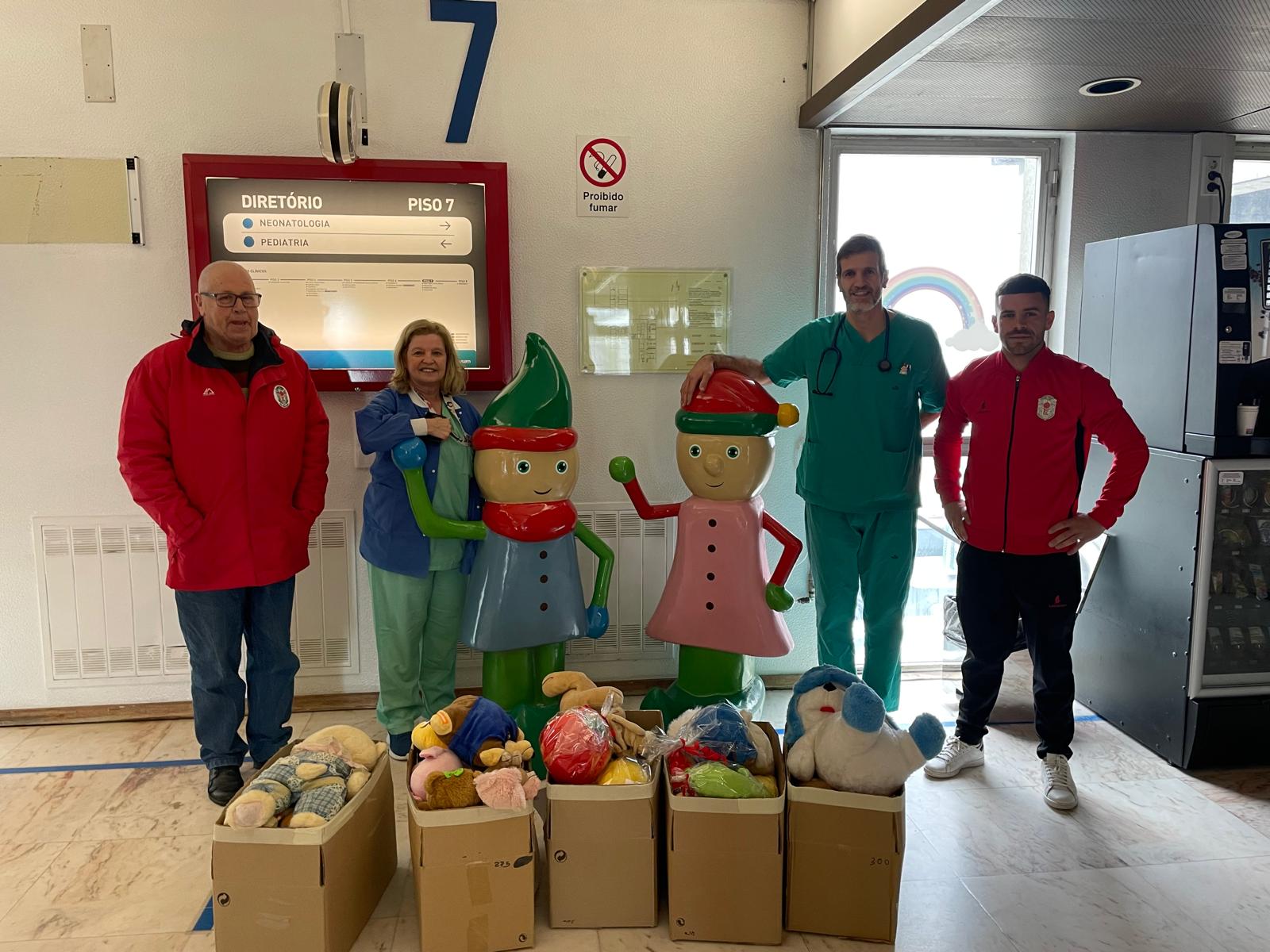 Torre FC Clube entregou peluches a crianças hospitalizadas