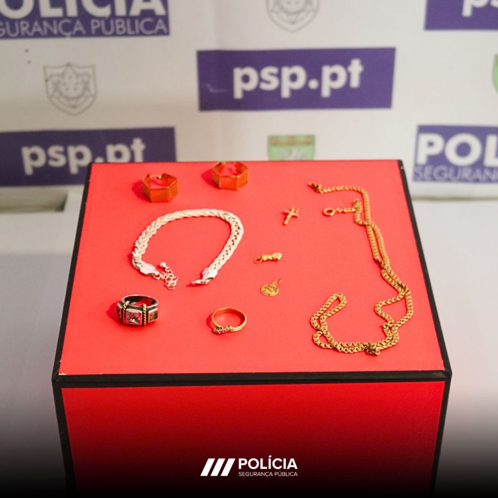 Funcionária de lar de Viana apanhada a furtar peças de ourivesaria