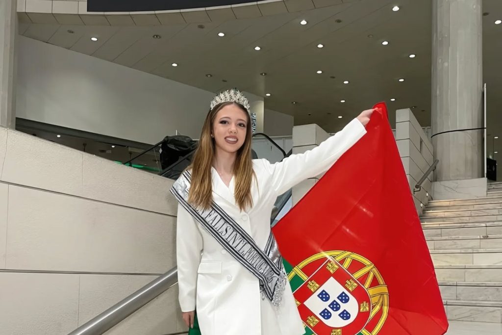 Vianense coroada como Miss Teen Earth