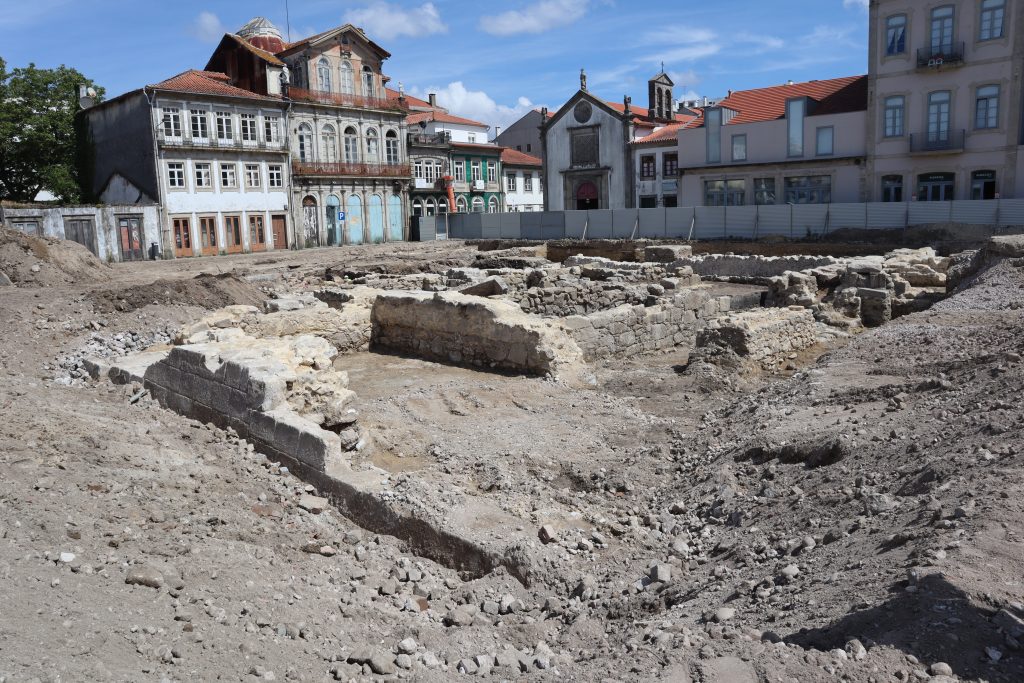 Obras no novo mercado retomam amanhã
