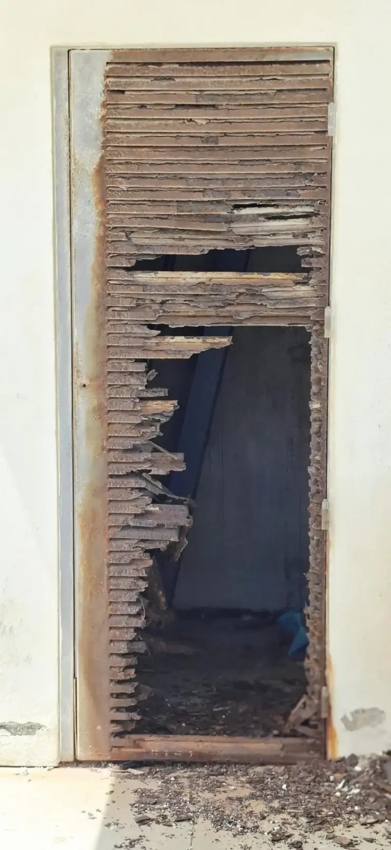 Porta da Igreja degradada
