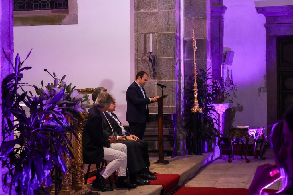 Padre Renato apresenta livro